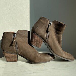 Great pair of Rugged Frye Judith Double Zip Heeled Ankle Western Boot - Taupe
